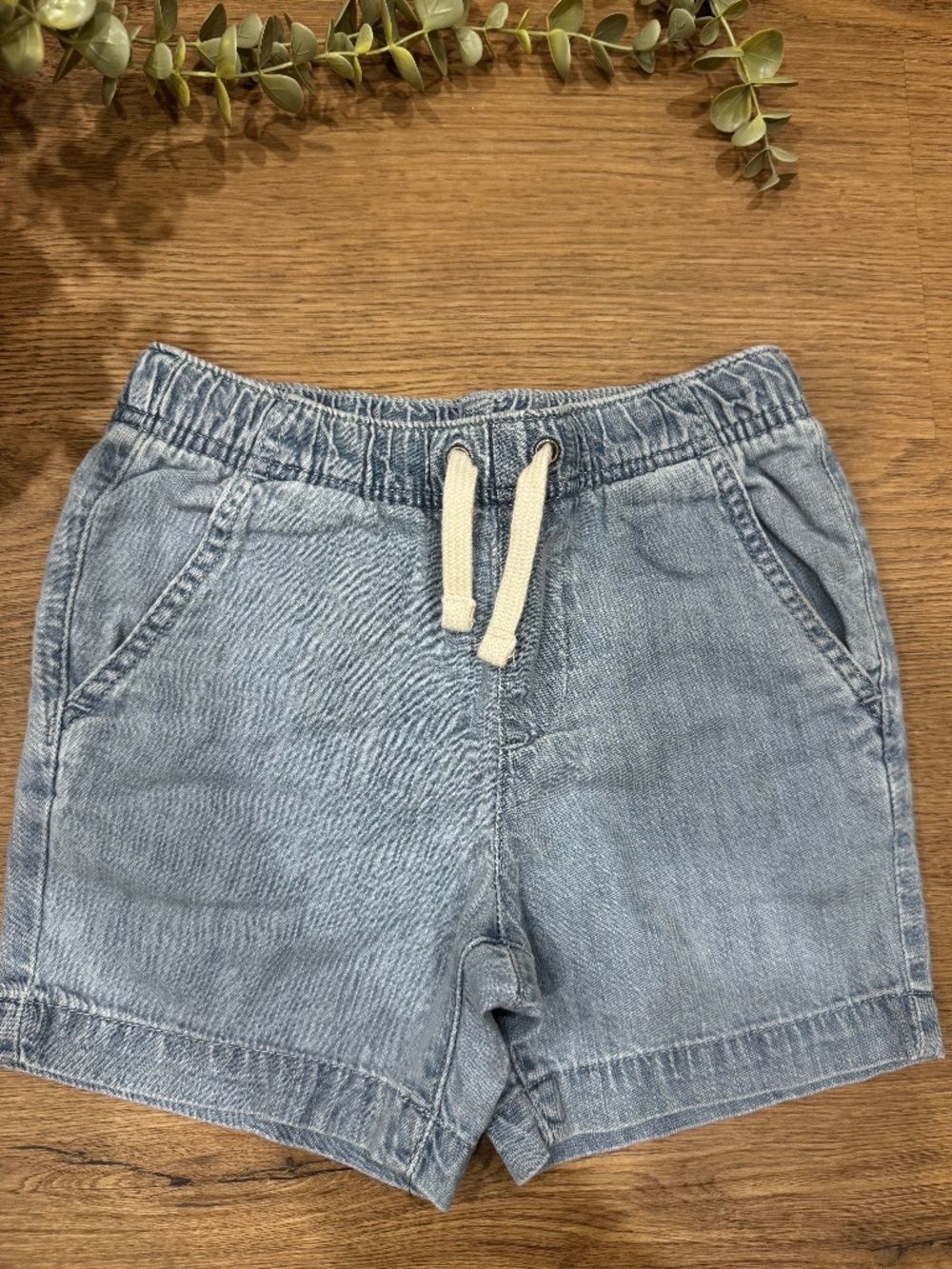 Old Navy Boys Size 5 Light Wash Chambray Denim Pull-On Shorts